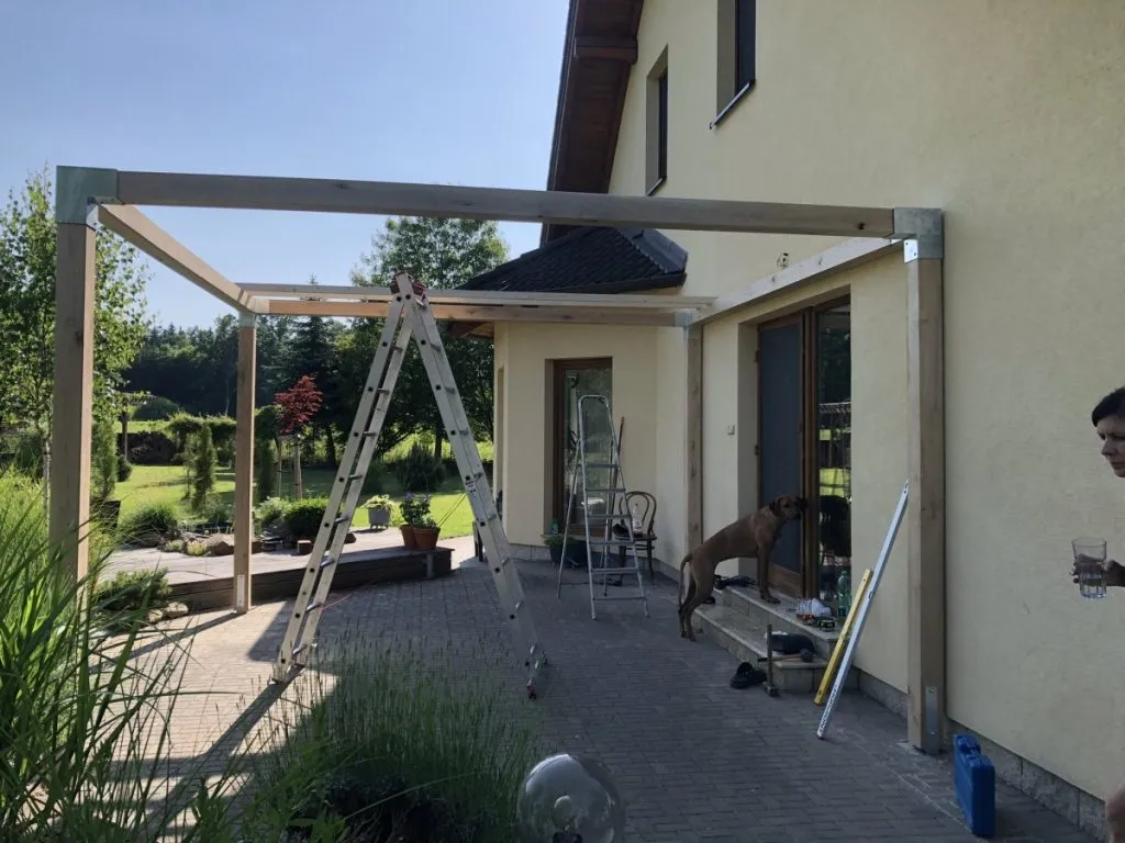 Stavba dubové pergoly - hodinový manžel