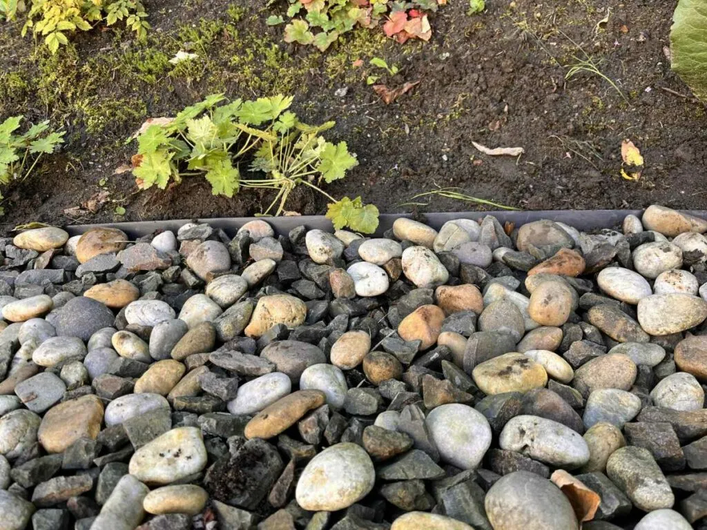 Neviditelný obrubník - náhrada za plechy