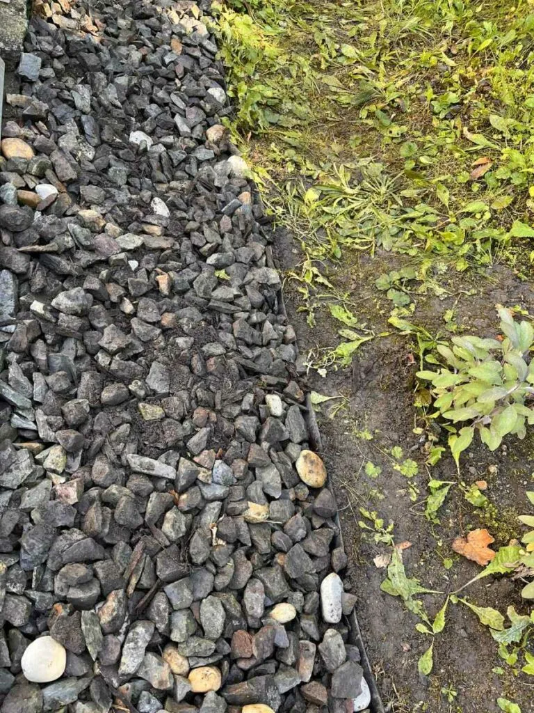 Neviditelný obrubník - náhrada za plechy