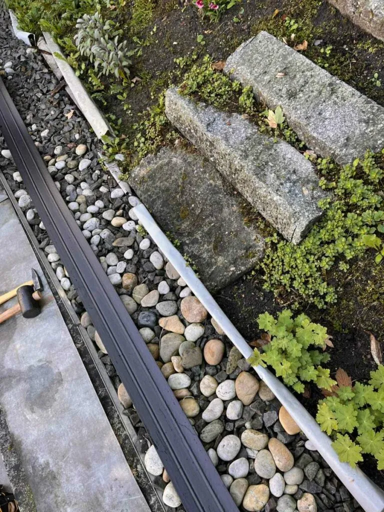 Neviditelný obrubník - náhrada za plechy