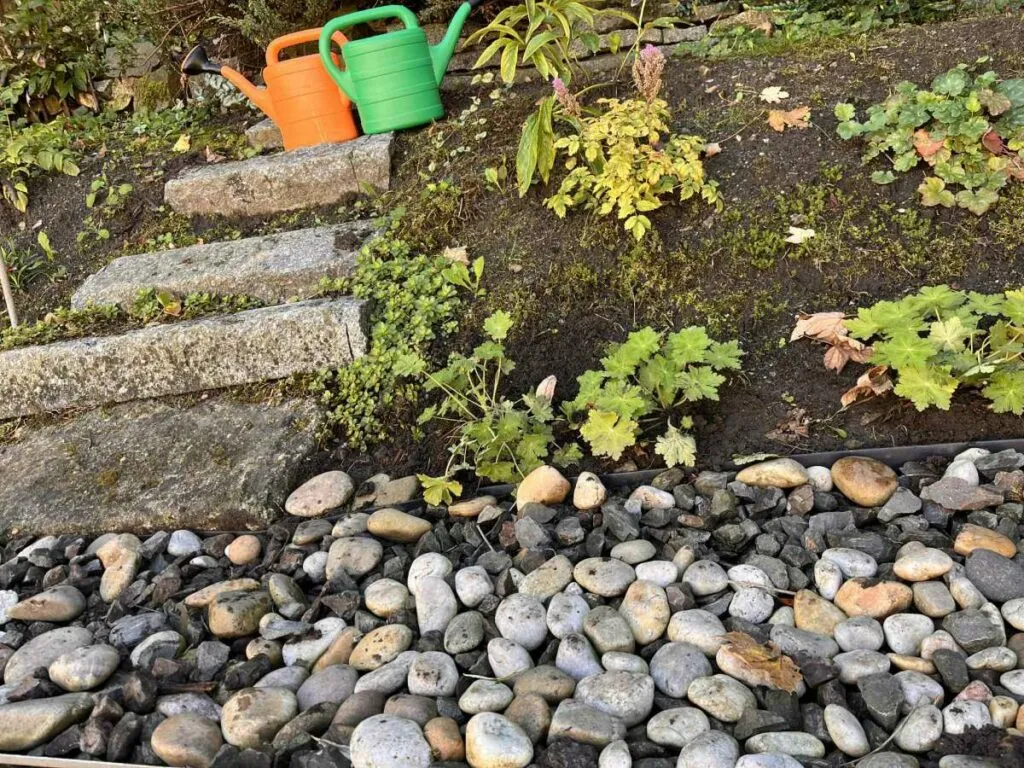 Neviditelný obrubník - náhrada za plechy