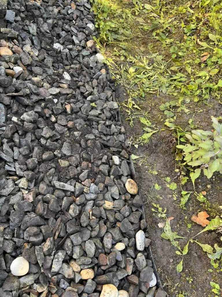 Neviditelný obrubník - náhrada za plechy