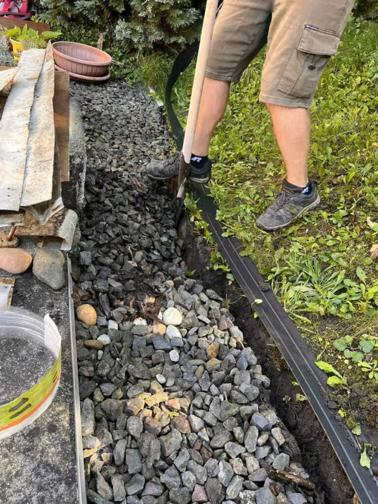 Neviditelný obrubník - náhrada za plechy