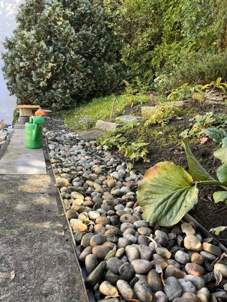 Neviditelný obrubník - náhrada za plechy