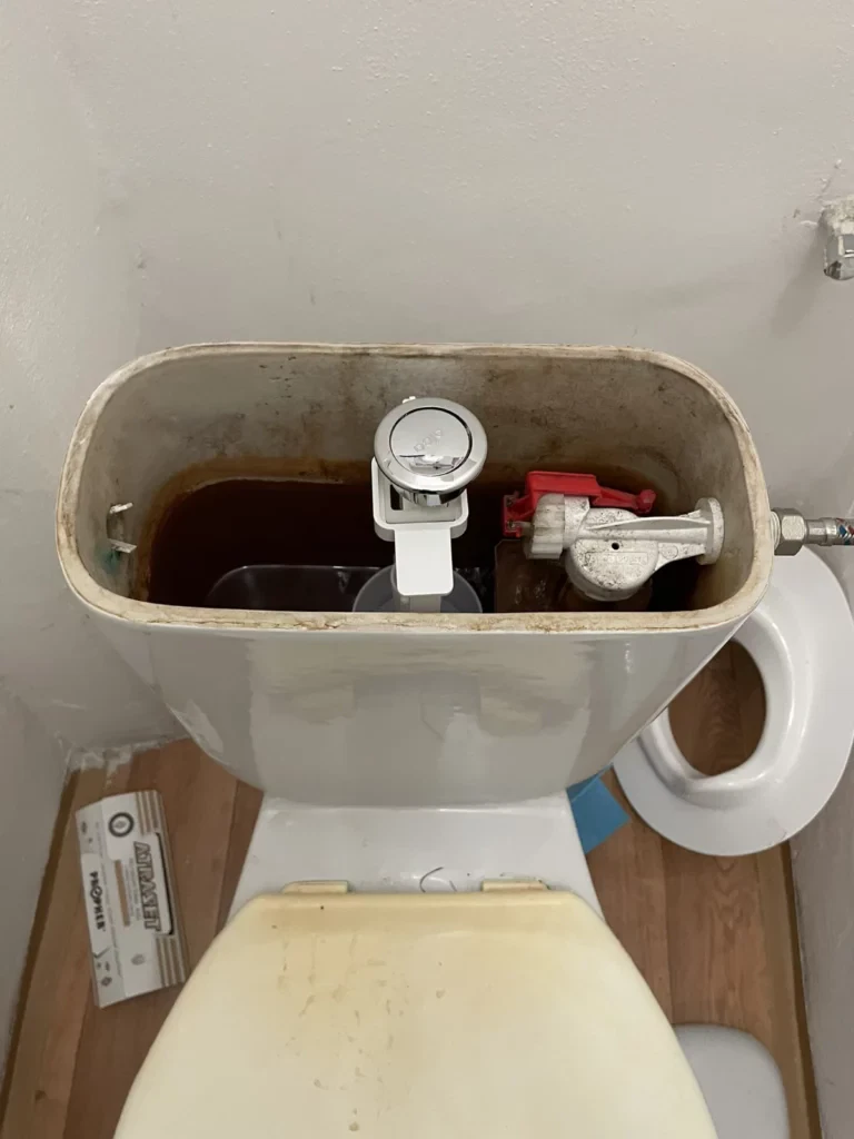 Oprava protékajícího záchodu